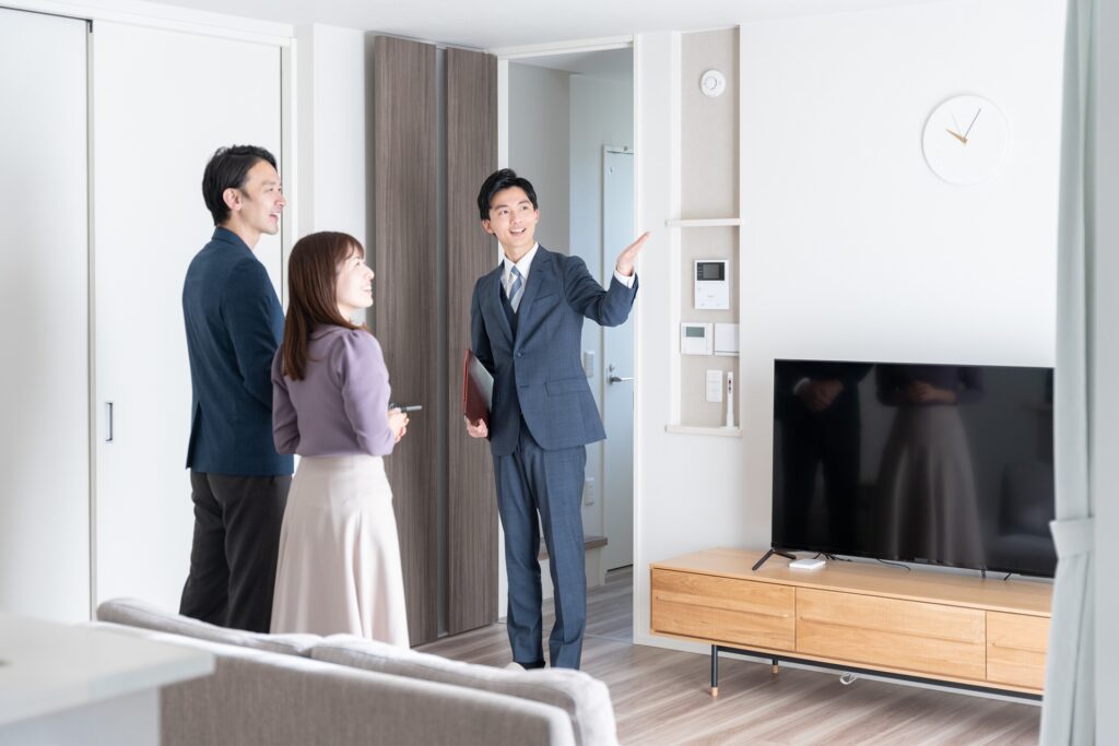 家を案内をする不動産営業マン(内見・内覧・