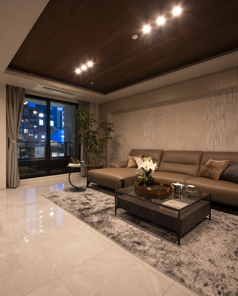 テラス渋谷美竹のリビングルームと窓から見える夜景（眺望）の写真（THE BRIDGE株式会社撮影）