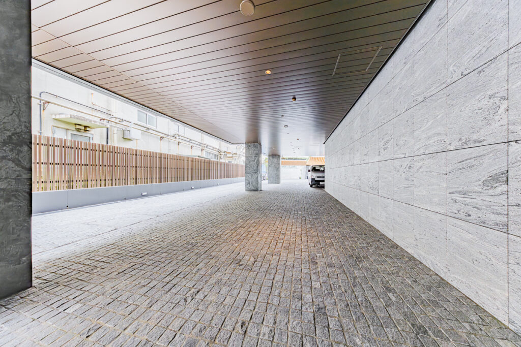 ブランズ千代田富士見の駐車場｜THE BRIDGE株式会社撮影