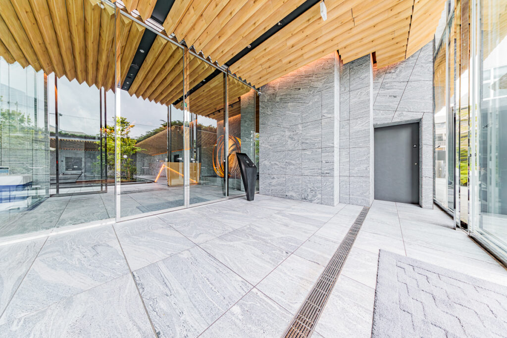 ブランズ千代田富士見のエントランス｜THE BRIDGE株式会社撮影