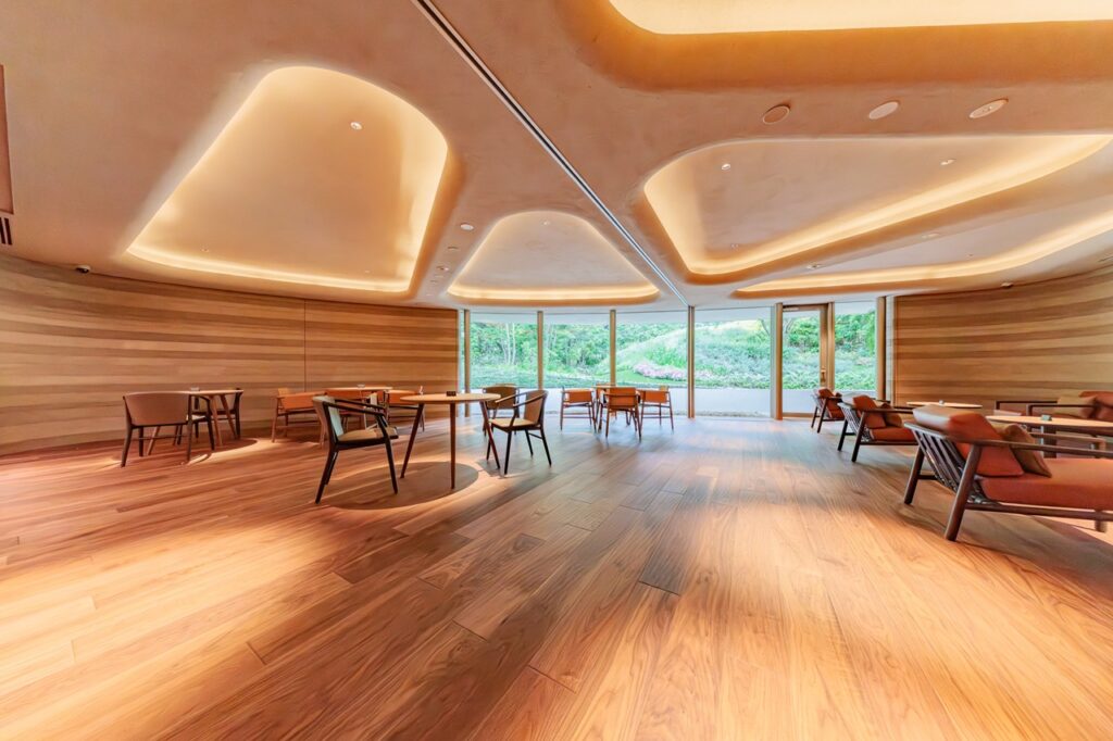 三田ガーデンヒルズのカフェラウンジの写真|THE BRIDGE株式会社撮影