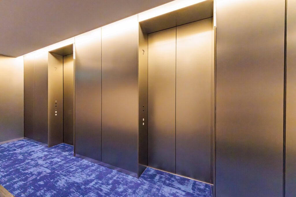 三田ガーデンヒルズのエレベーターホール写真|THE BRIDGE株式会社撮影